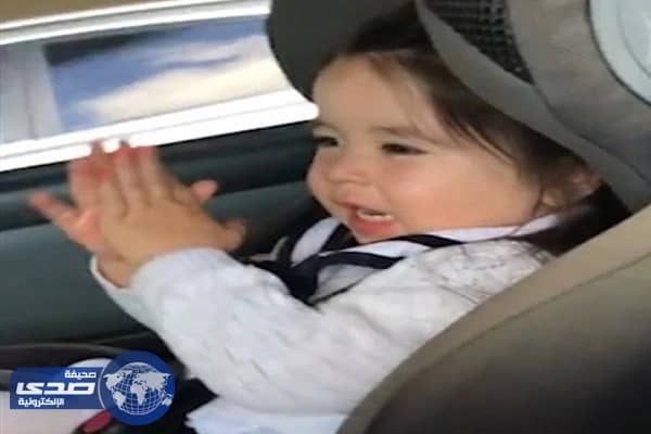 بالفيديو والصور.. طفلة تنتظر اللحظة المناسبة للرقص تٌشعل الأنترنت