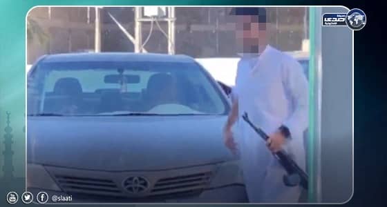 بالفيديو.. شاب يُطلق النار بسلاح رشاش على عُمال في محل بالحفر