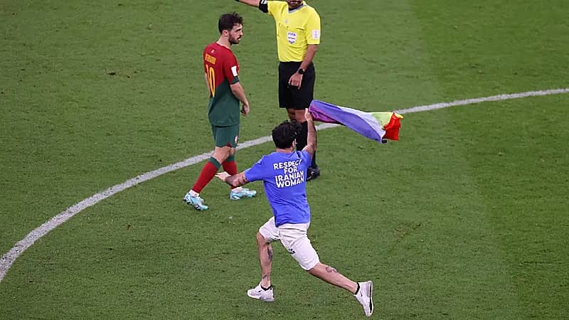 السجن 6 أشهر و غرامة 60 ألف عقوبة مقتحم الملعب بعلم المثليين