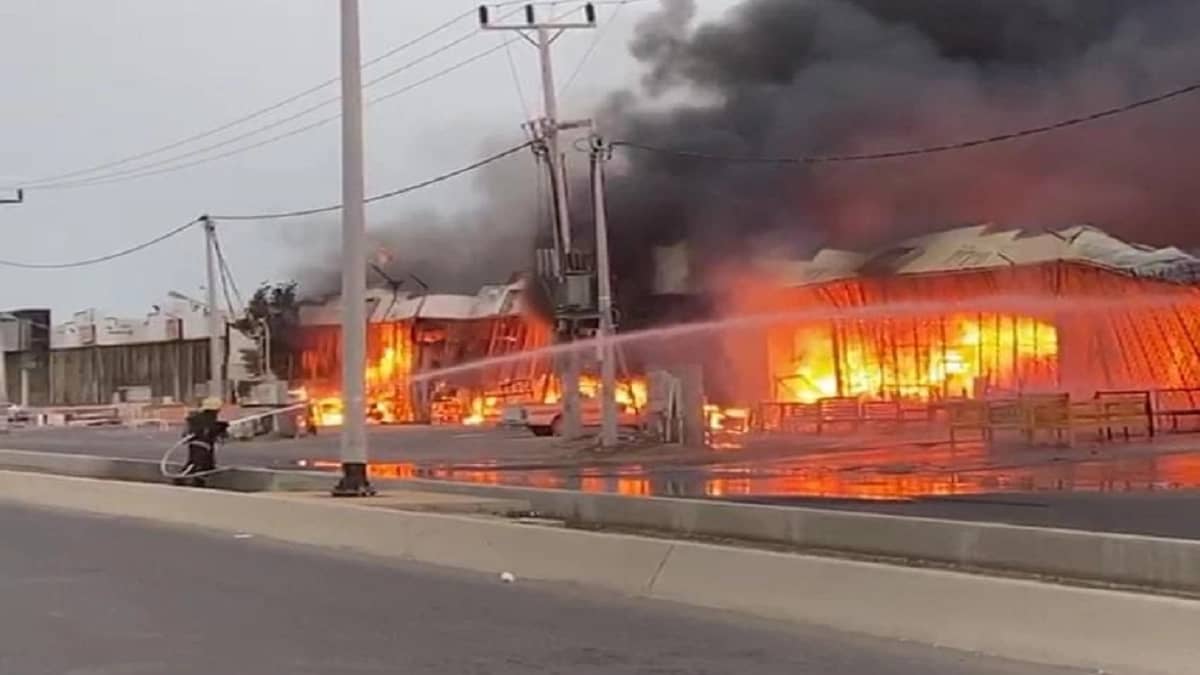 بالصور.. إخماد حريق اندلع في ورش النجارة والألومنيوم بجازان