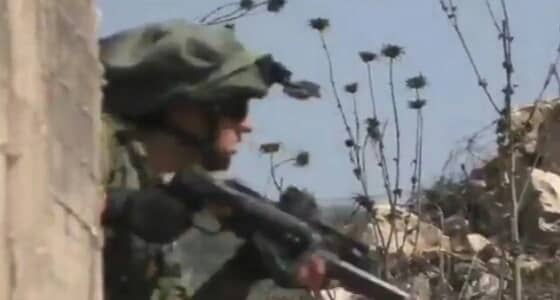 بالفيديو.. قائد بالجيش الإسرائيلي يوبخ جنوده لهروبهم من مواجهات مع فلسطنيين