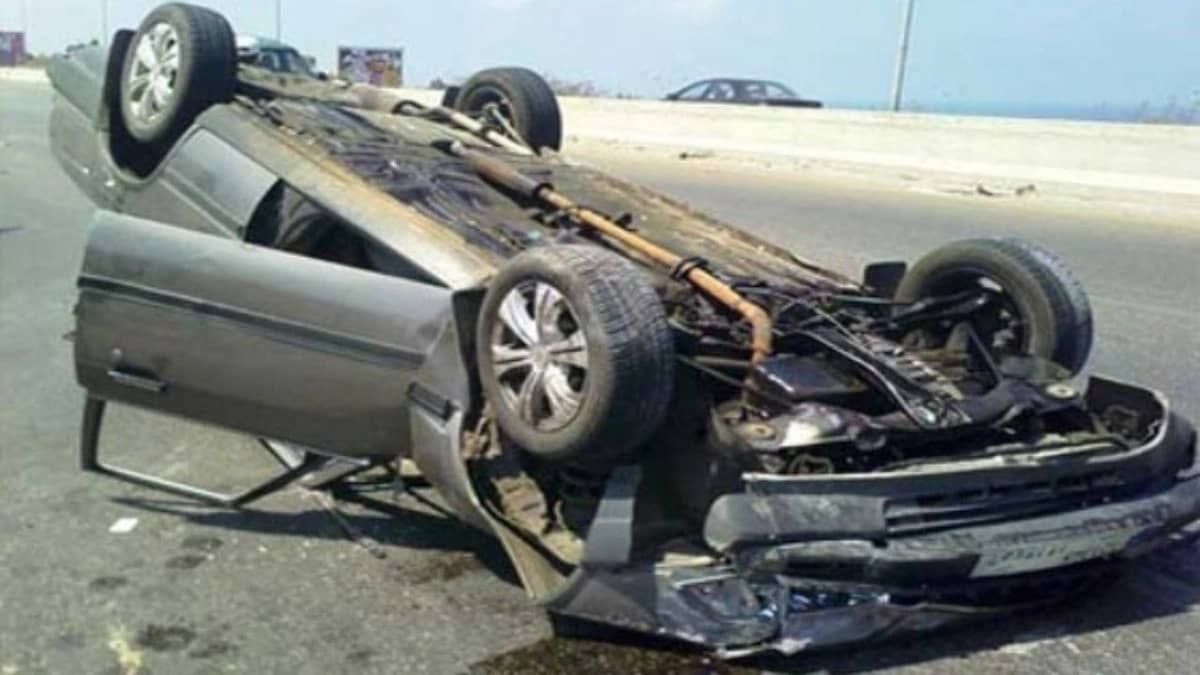 إصابة شخص في حادث انقلاب مركبة بالجموم