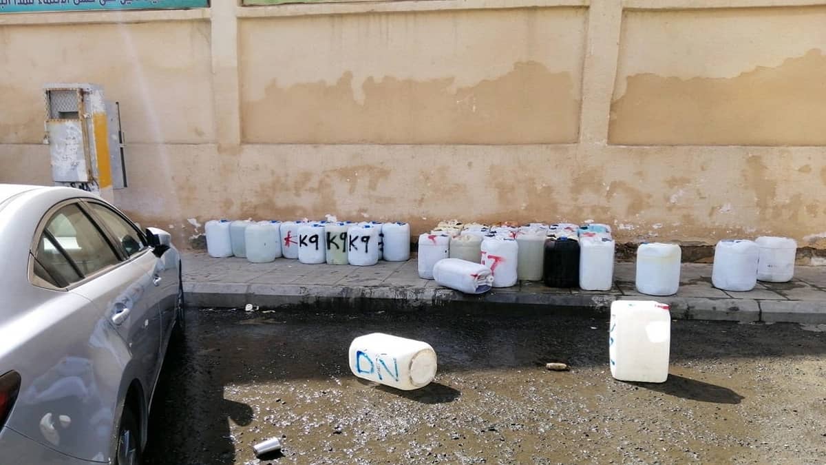 ضبط مخالفين امتهنوا غسيل السيارات بطرق عشوائية في شوارع مكة