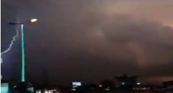 بالفيديو.. السحب الرعدية تغطي سماء جازان