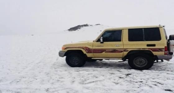 بالصور.. مرتفعات حرة بني رشيد بالمدينة المنورة تكتسي باللون الأبيض