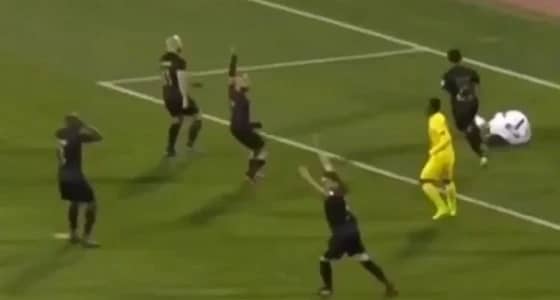 بالفيديو.. احتجاج غريب وطريف من لاعبي النصر على العارضة