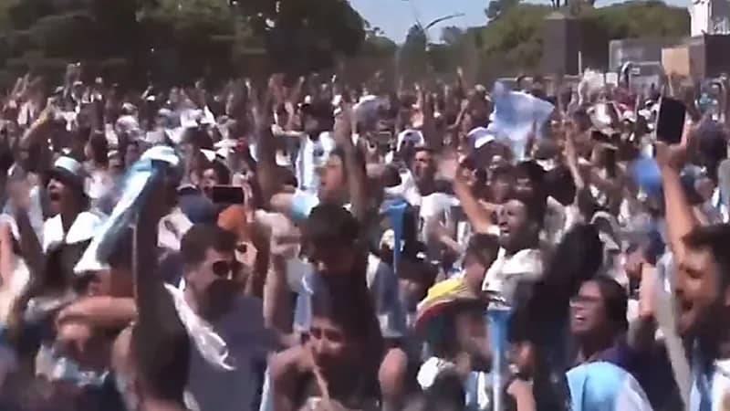 شاهد .. لحظة فرحة جماهير الأرجنتين بفوز منتخبهم بلقب المونديال