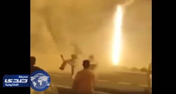 بالفيديو.. الجماهير تعبث بطفايات الحريق في شوارع أبها