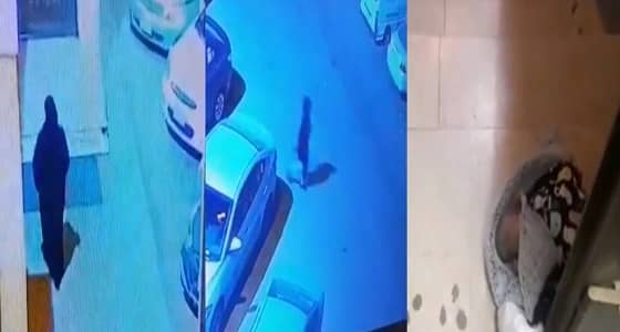 بالفيديو.. لحظة قيام امرأة بـ رمي طفل أمام مسجد بجدة