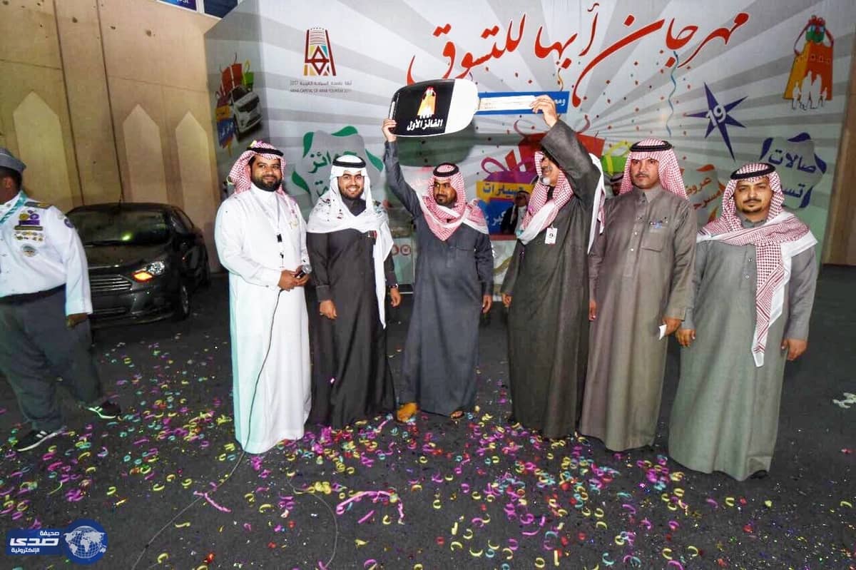 سيدة تفوز بالسيارة الاولى في مهرجان أبها للتسوق