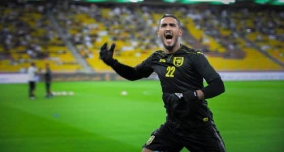 بالفيديو.. فواز القرني يضع « الكعك » على وجه « العرياني »