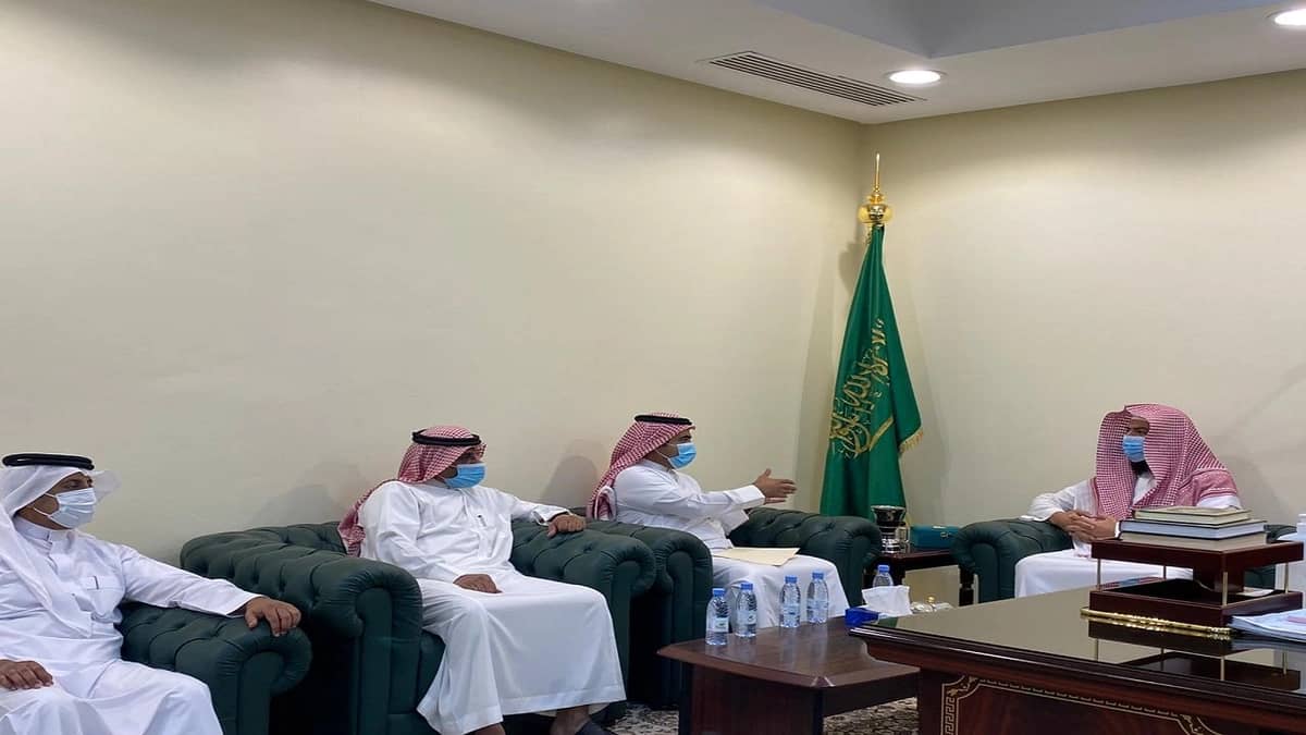 بالصور.. رئيس محاكم الحدود الشمالية يستقبل بمكتبه مدير فرع وزارة الموارد البشرية