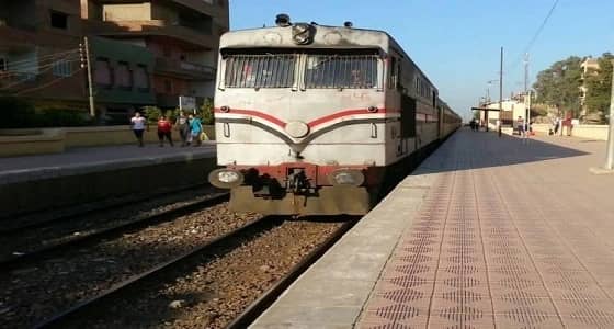 أنقذ طفلتين ولم يتمكن من اللحاق بهما.. فدهسه القطار