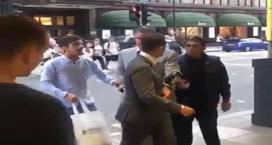بالفيديو.. تلقين " الدوسري " درسا لن ينسى في لندن.. ومغردون خائفون من القانون