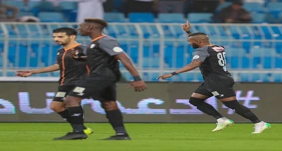 بالفيديو.. الشباب يهزم الوحدة بـ10 لاعبين