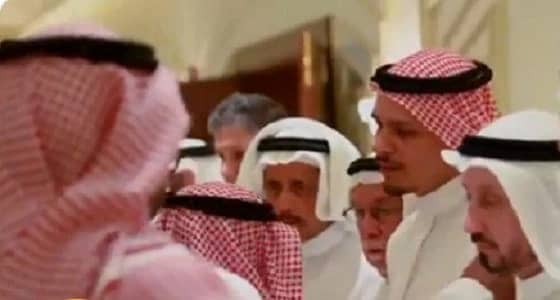 صلاح خاشقجي يستقبل المعزين في وفاة والده