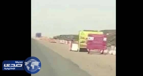 بالفيديو .. مواطن يوثق كاميرا ساهر مخبأة خلف لوحة صيانة على أحد الطرق