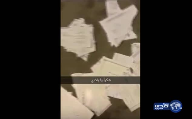 يالفيديو.. مواطنه تمزق شهادتها الجامعية لعدم حصولها على وظيفة .. معلقة "شكرا يا بلادي"