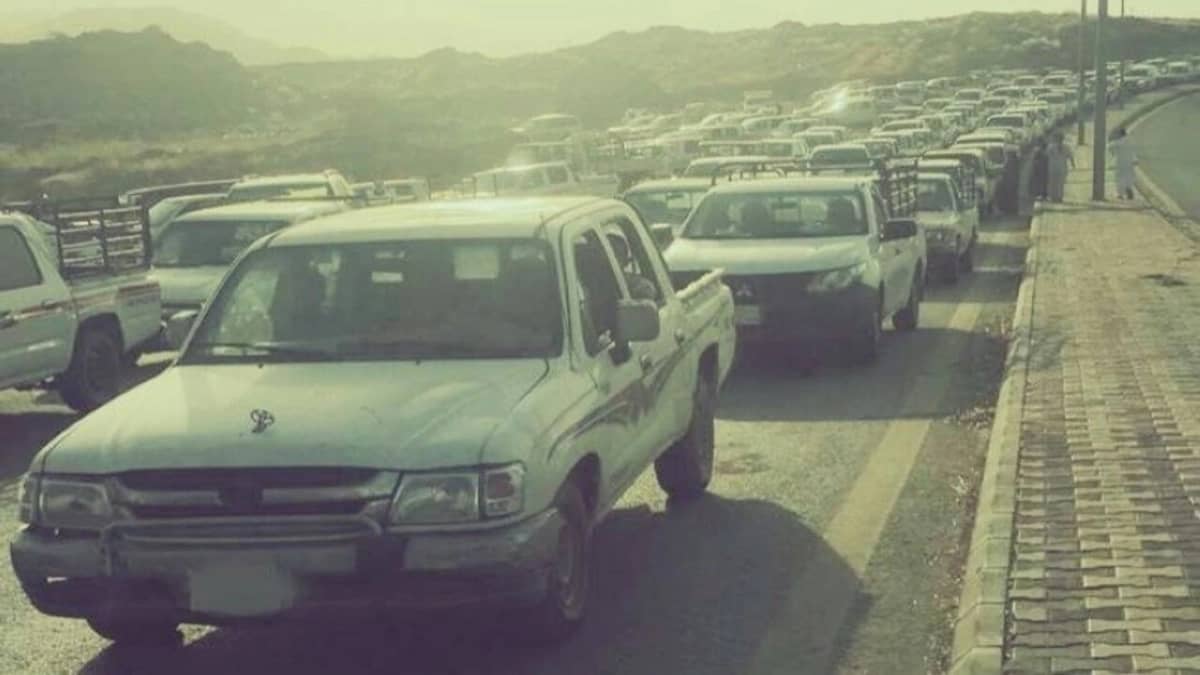 بالصورة..مكافأة غير متوقعة من أمير عسير لمصور مقطع سوق المواشي