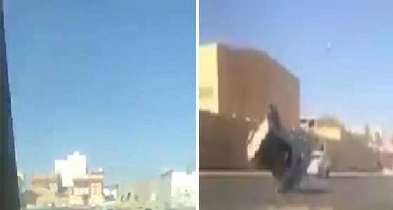 بالفيديو.. مفحط ينقلب بسيارته " جيب شاص "إثر التفحيط