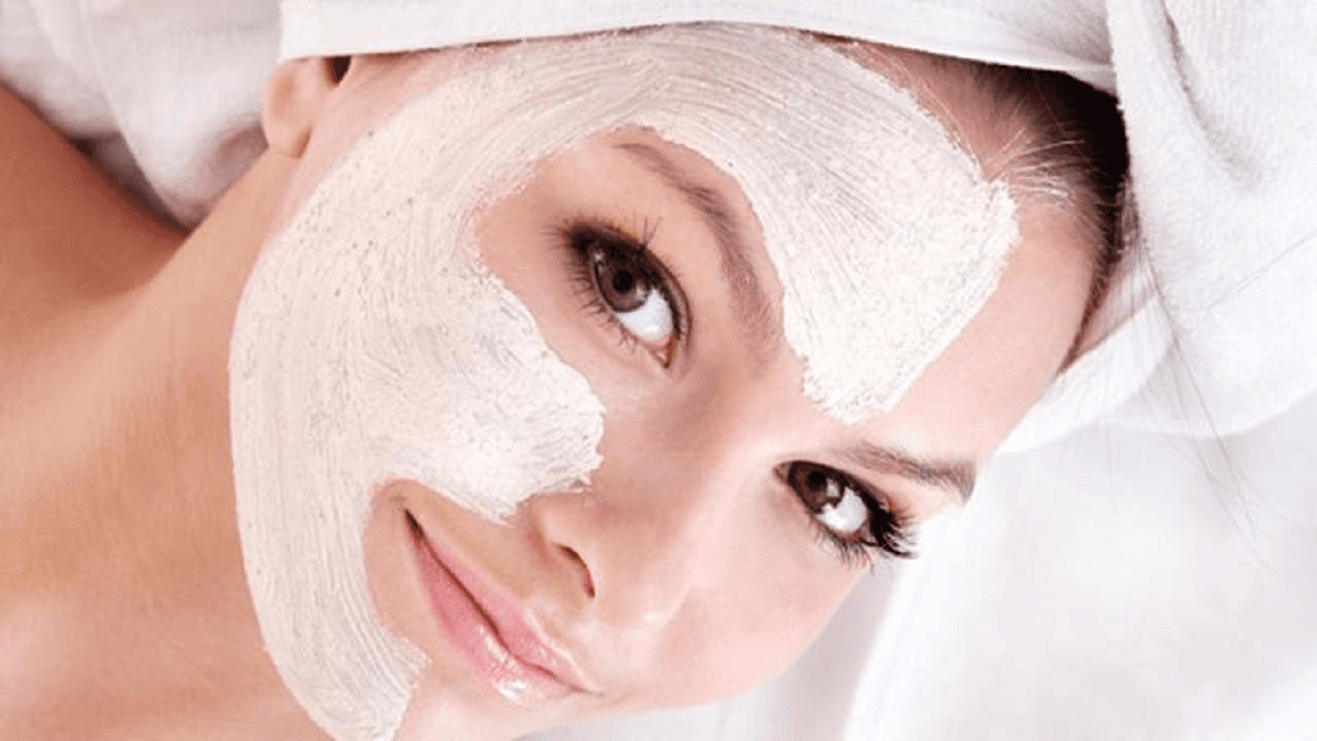 بالفيديو.. استشاري تجميل يكشف عن أضرار الخلطات المنزلية على البشرة