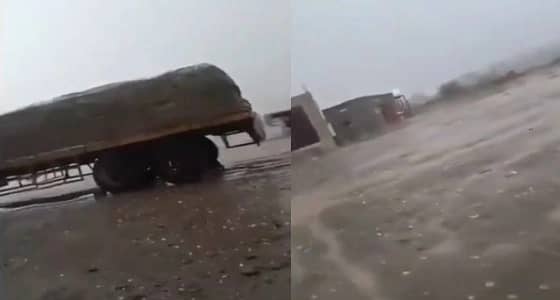 بالفيديو.. هطول البرد بأحجام كبيرة على محايل عسير