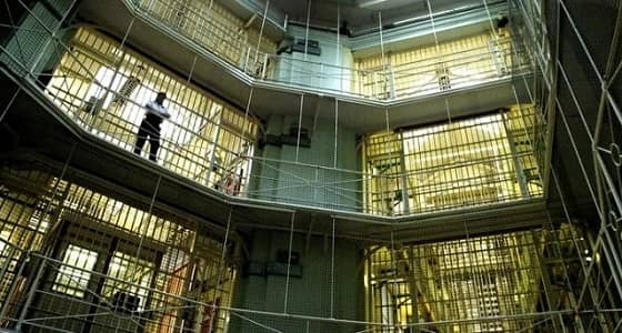 سجن يمنح نزلاءه إجازات خيالية في أجمل مناطق العالم