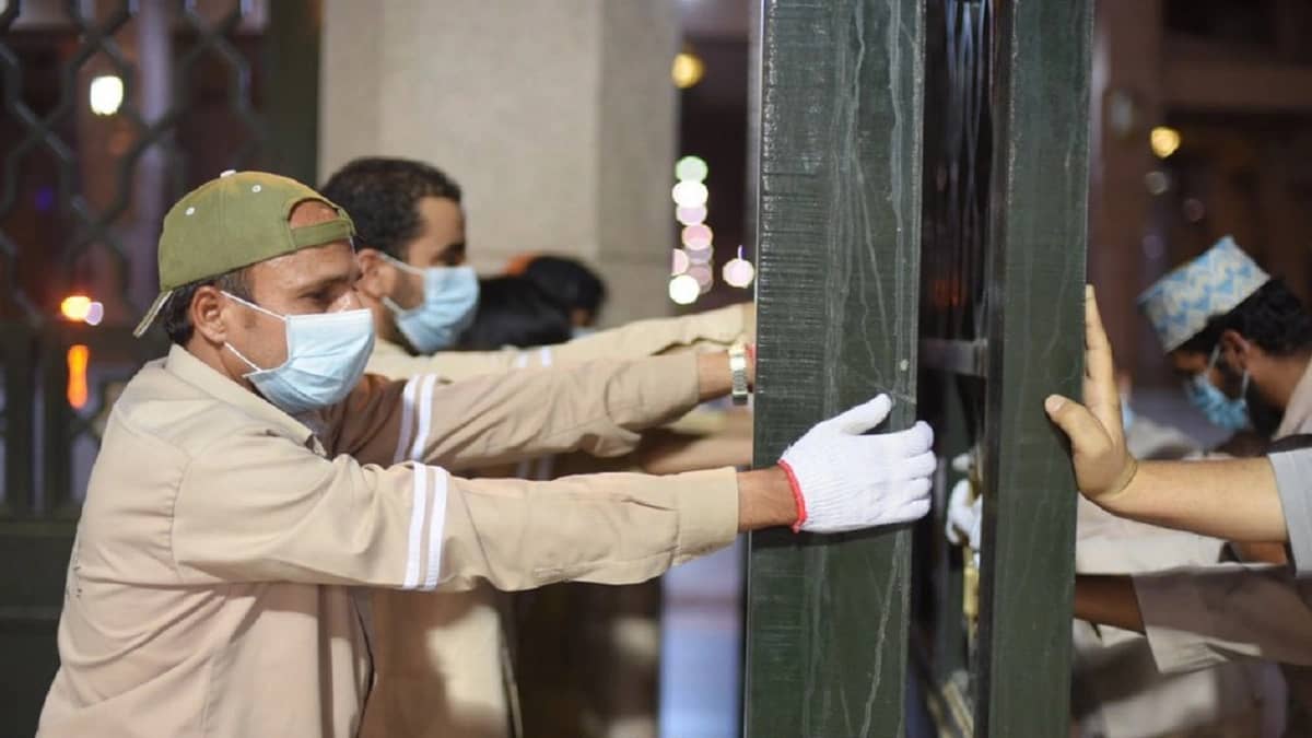بالصور..فتح أبواب ساحات المسجد النبوي لاستقبال المصلين لصلاة الفجر
