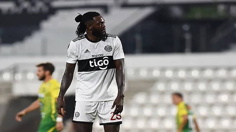 بعد مسيرة 22 عاماً..أديبايور يعلن اعتزال كرة القدم