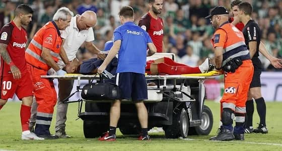 مدافع إشبيلية يخضع لعملية جراحية بعد كسر ذراعه الأيمن