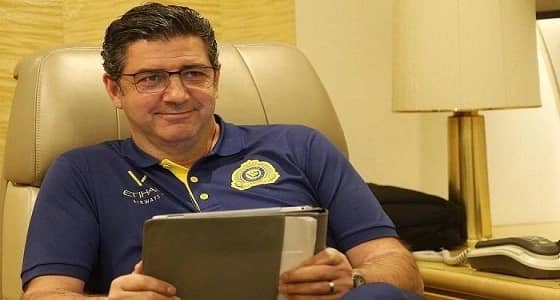 مساعد مدرب النصر يدون ملاحظات فنية للاعبي الهلال