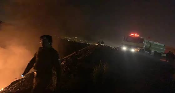 بالفيديو والصور.. نشوب حريق في إطارات تالفة في أبها.. والدفاع المدني يباشر