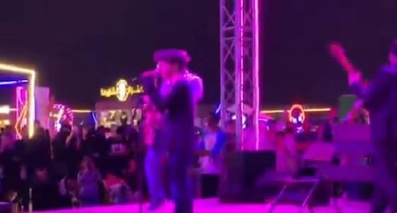 بالفيديو.. شاب يفاجىء زوار موسم الرياض بموسيقى البوب والجاز