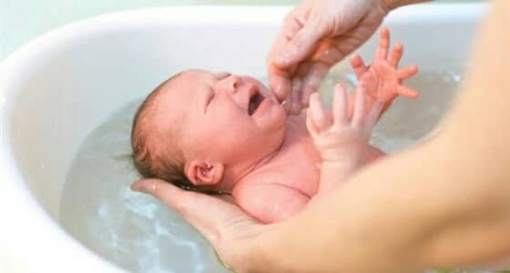 لـ الأمهات.. نصائح هامة يجب اتباعها عند استحمام «الرضع»