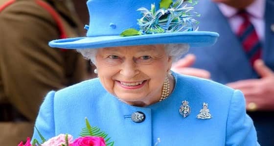 موظف يتقدم بشكوى لاضطراره لرؤية صورة الملكة إليزابيث يوميًا!