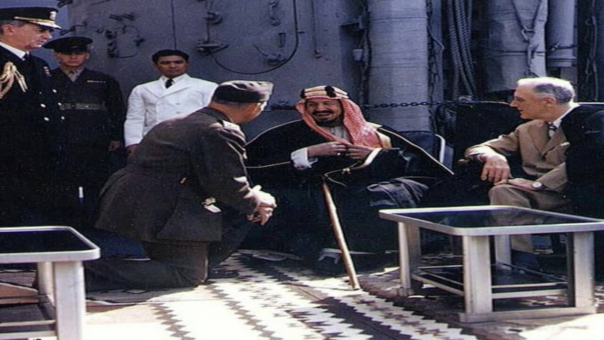 صورة تاريخية للملك عبد العزيز وروزفلت خلال لقائهما على متن " كوينسي "