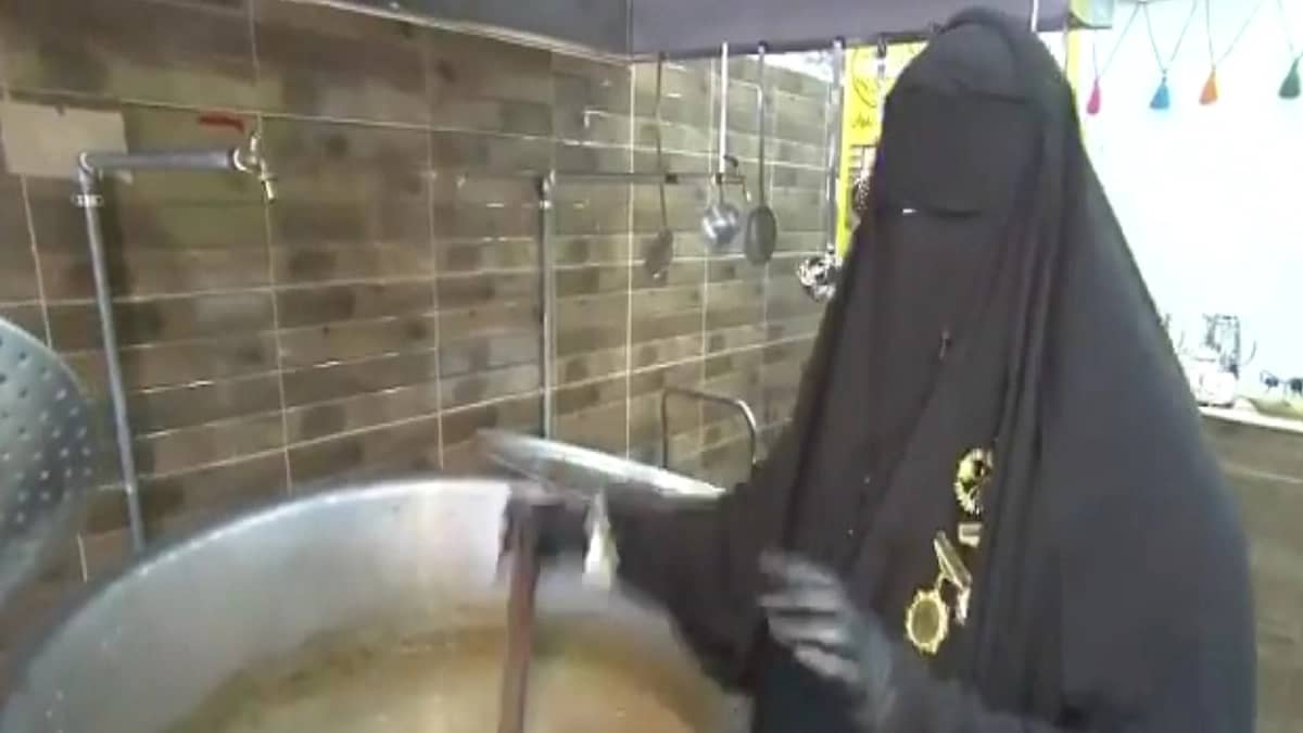 بدأت بالعسل.. قصة صاحبة مطعم «جريش أم الريش» في القصيم (فيديو)