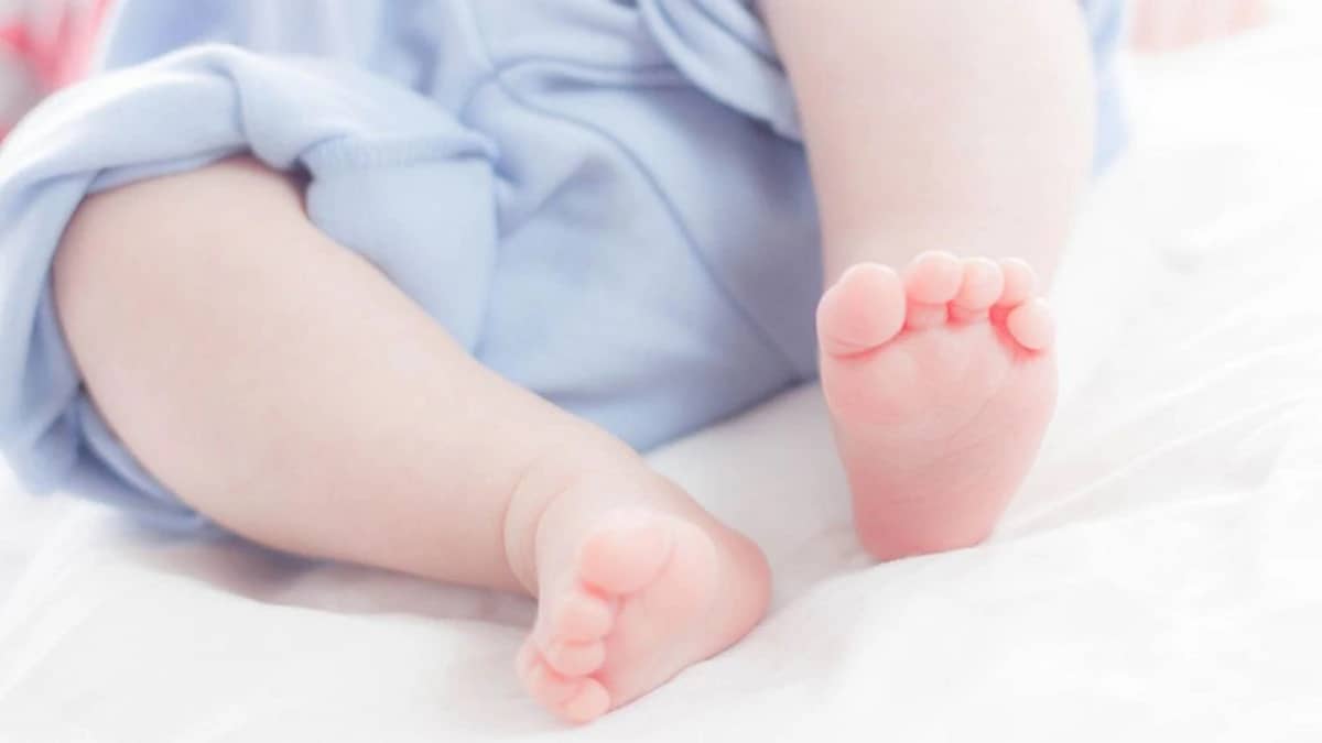 سيدة تربط مولودها بسلسلة حديدية داخل مستشفى بالقصيم خوفًا عليه من الخطف