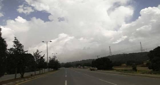 سحب رعدية ممطرة مصحوبة برياح نشطة في جازان