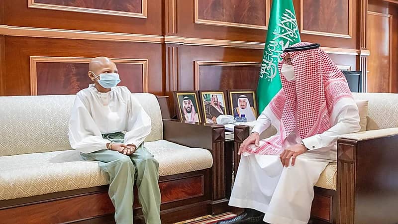 بالفيديو.. نائب أمير حائل يستقبل محاربة السرطان "جنى"