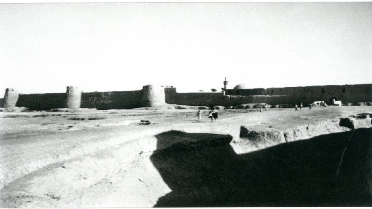 صورة تاريخية لسور " الكوت " بالهفوف قبل 82 عامًا