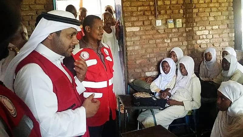 بالصور.. شاب سعودي يضرب مثلاً يحتذ به في العمل التطوعي الدولي الإنساني