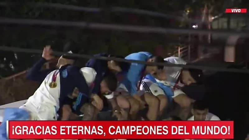 بالفيديو.. ميسي ورفاقه كادوا أن يسقطوا من أعلى حافلة أثناء الاحتفال