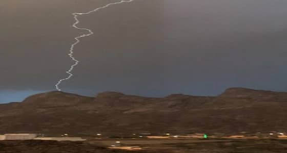 شاب يوثق صاعقة رعدية تضرب جبل " حبينة " بأضم " فيديو "