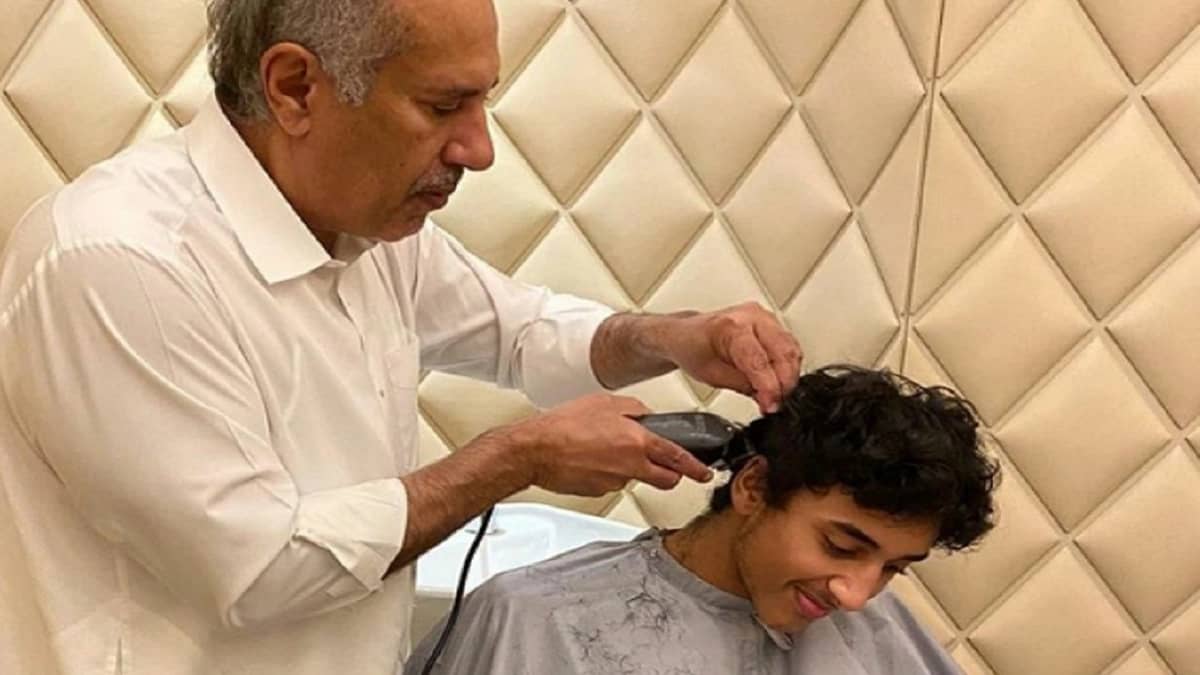 " حلاق الوكرة " يثير السخرية