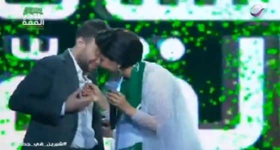 شيرين تُقبل يد حسام حبيب في حفل جدة وتوجه رسالة لمصر(فيديو)