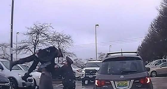 بالفيديو.. لاعب كرة قدم يهاجم ضابط شرطة ويرفعه في الهواء