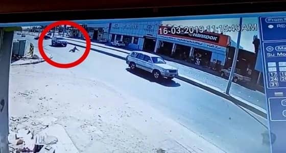 بالفيديو.. فضح تحايل وافد رمى بنفسه أمام سيارة مسرعة