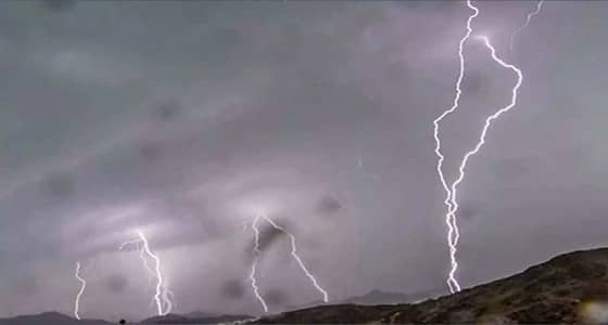 " الأرصاد " تنبه برياح وسحب رعدية بمكة وأتربة مثارة بالرياض