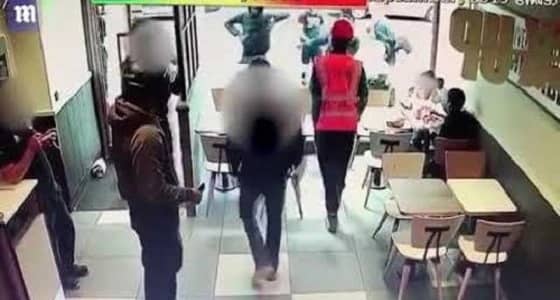 بالفيديو.. مقتل شاب عربي طعنا أمام المارة في لندن